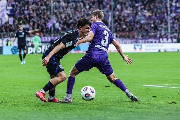 Fussball, 3.Liga Saison 2025 2026 13. Spieltag VfL Osnabrück - MSV Duisburg 01.11.2025, Bremer Brücke Simon Symalla (MSV Duisburg, 23) Frederik Christensen 3 (Osnabrueck) Osnabrück Bremer Brücke Niedersachsen Deutschland