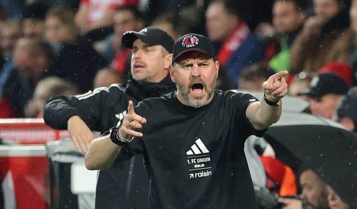 Trainer Steffen Baumgart gibt Anweisungen Aktion Oberkörper Fußball Fussball Bundesliga Herren DFL 9. Spieltag Saison 2025 2026 01.11.2025 1.FC Union Berlin FCU vs. SC Freiburg SCF DFL regulations prohibit any use of photographs as image sequences and or quasi-video.