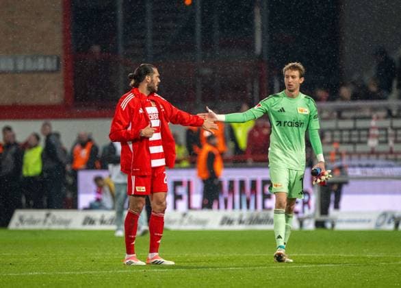 Fußball, Herren, Saison 2025 2026, 1. Bundesliga (9. Spieltag), 1. FC Union Berlin - SC Freiburg, v. l. Christopher Trimmel (1. FC Union), Torwart Frederik Rönnow (1. FC Union), Enttäuschung nach Abpfiff, 01.11.2025, Copyright: xMatthiasxKochx