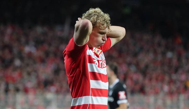 Leopold Querfeld enttäuscht nach Spielende Enttäuschung Fußball Fussball Bundesliga Herren DFL 9. Spieltag Saison 2025 2026 01.11.2025 1.FC Union Berlin FCU vs. SC Freiburg SCF DFL regulations prohibit any use of photographs as image sequences and or quasi-video.