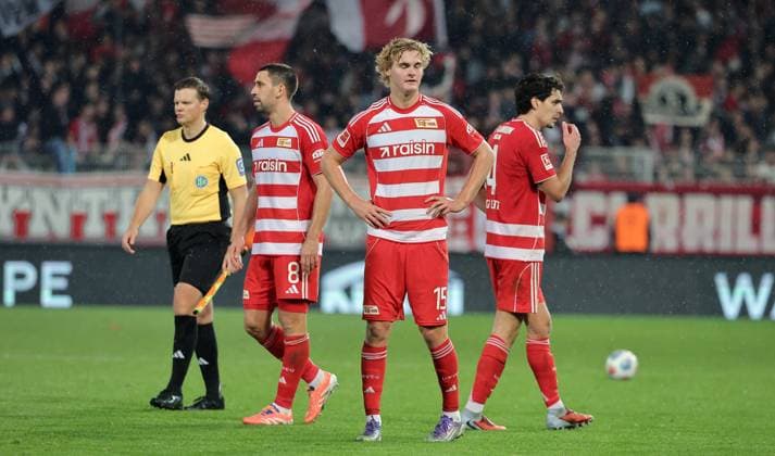 Rani Khedira, Tom Rothe, Diogo Leite enttäuscht nach Spielende Enttäuschung Fußball Fussball Bundesliga Herren DFL 9. Spieltag Saison 2025 2026 01.11.2025 1.FC Union Berlin FCU vs. SC Freiburg SCF DFL regulations prohibit any use of photographs as image sequences and or quasi-video.