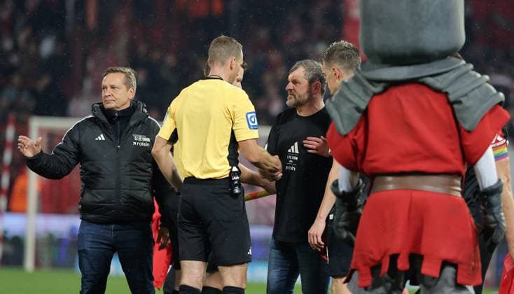 Sportdirektor Horst Heldt, Trainer Steffen Baumgart redet mit Schiedsrichter Sören Storks nach Spielende Fußball Fussball Bundesliga Herren DFL 9. Spieltag Saison 2025 2026 01.11.2025 1.FC Union Berlin FCU vs. SC Freiburg SCF DFL regulations prohibit any use of photographs as image sequences and or quasi-video.