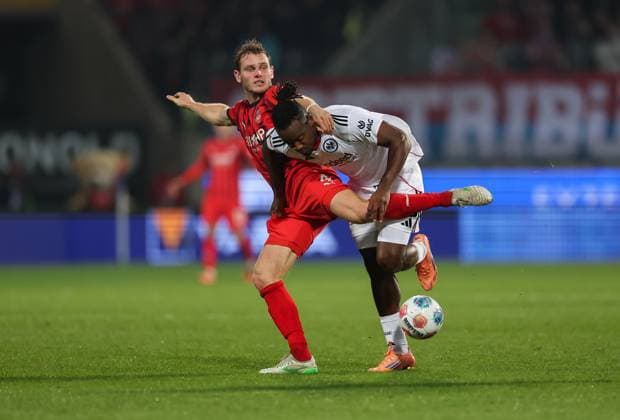 01.11.2025, Fussball Bundesliga, 1. FC Heidenheim - Eintracht Frankfurt, v.l., Tim Siersleben (1. FC Heidenheim), Michy Batshuayi (Eintracht Frankfurt) DFL DFB REGULATIONS PROHIBIT ANY USE OF PHOTOGRAPHS AS IMAGE SEQUENCES AND OR QUASI-VIDEO. xdcx Copyright: HMBxMedia Claus