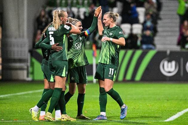 Fußball I Frauen I Saison 2025-2026 I Bundesliga I 8. Spieltag I VfL Wolfsburg - TSG Hoffenheim I 01.11.2025 Torjubel Ella Peddemors (5, VfL Wolfsburg), Svenja Huth (10, VfL Wolfsburg) und Alexandra Popp (11, VfL Wolfsburg) Wolfsburg AOK Stadion Niedersachsen Deutschland Copyright: xLobeca InesxHähnelx