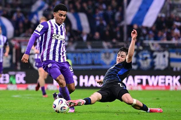 Kevin Wiethaup 19 (Osnabrueck) im Zweikampf mit Simon Symalla (MSV Duisburg, 23), VfL Osnabrueck vs. MSV Duisburg, Fussball, 3. Liga, 13. Spieltag, 01.11.2025 DFB regulations prohibit any use of photographs as image sequences and or quasi-video Osnabrueck Niedersachsen Deutschland