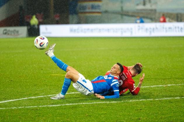 links Kenan Fatkic (Rostock) gegen Yari Otto (VERL) ; GER, FC Hansa Rostock vs. SC Verl, Fußball, Männer, 3. Liga, 13.Spieltag, Spielzeit 2025 2026, 01.11.2025 Rostock Ostseestadion Mecklenburg - Vorpommern Deutschland
