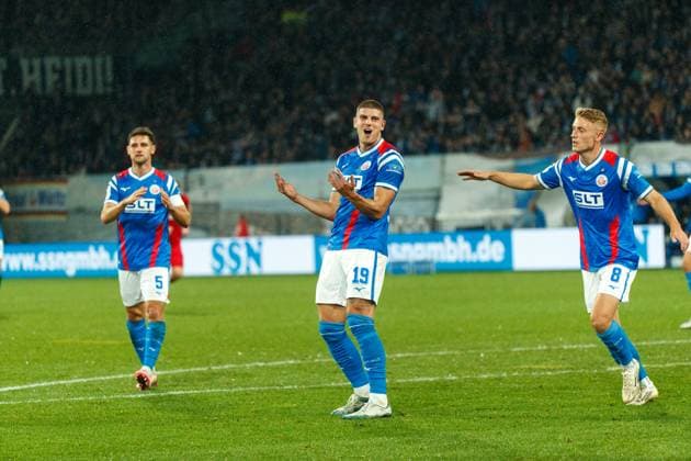 in der Mitte Jan Mejdr (Rostock) sind ist enträuscht, wütend, frustriert, sauer , links Marco Schuster (Rostock) und rechts Cedric Harenbrock (Rostock) ; GER, FC Hansa Rostock vs. SC Verl, Fußball, Männer, 3. Liga, 13.Spieltag, Spielzeit 2025 2026, 01.11.2025 Rostock Ostseestadion Mecklenburg - Vorpommern Deutschland