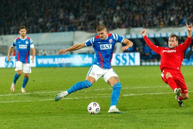 links Torschuss Jan Mejdr (Rostock) gegen Yari Otto (VERL) ; GER, FC Hansa Rostock vs. SC Verl, Fußball, Männer, 3. Liga, 13.Spieltag, Spielzeit 2025 2026, 01.11.2025 Rostock Ostseestadion Mecklenburg - Vorpommern Deutschland