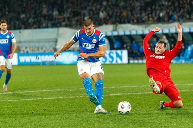 links Torschuss Jan Mejdr (Rostock) gegen Yari Otto (VERL) ; GER, FC Hansa Rostock vs. SC Verl, Fußball, Männer, 3. Liga, 13.Spieltag, Spielzeit 2025 2026, 01.11.2025 Rostock Ostseestadion Mecklenburg - Vorpommern Deutschland
