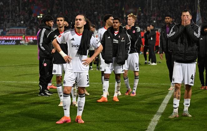 01.11.2025, xjhx, Fussball 1.Bundesliga, 1.FC Heidenheim - Eintracht Frankfurt v.l. Arthur Theate (Eintracht Frankfurt), Robin Koch (Eintracht Frankfurt) enttäuscht, enttäuscht schauend, dissapointed (DFL DFB REGULATIONS PROHIBIT ANY USE OF PHOTOGRAPHS as IMAGE SEQUENCES and or QUASI-VIDEO) Heidenheim