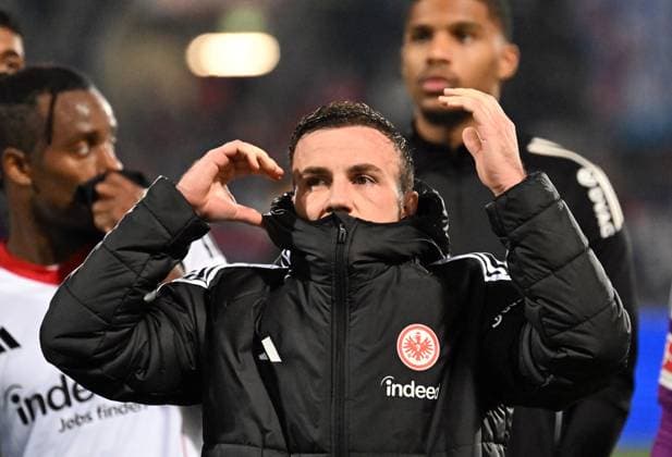 01.11.2025, xjhx, Fussball 1.Bundesliga, 1.FC Heidenheim - Eintracht Frankfurt v.l. Mario Götze Goetze (Eintracht Frankfurt) enttäuscht, enttäuscht schauend, dissapointed (DFL DFB REGULATIONS PROHIBIT ANY USE OF PHOTOGRAPHS as IMAGE SEQUENCES and or QUASI-VIDEO) Heidenheim