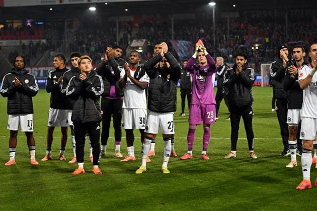01.11.2025, xjhx, Fussball 1.Bundesliga, 1.FC Heidenheim - Eintracht Frankfurt v.l. Ritsu Doan (Eintracht Frankfurt), Robin Koch (Eintracht Frankfurt) bedankt bedanken sich bei den Fans (DFL DFB REGULATIONS PROHIBIT ANY USE OF PHOTOGRAPHS as IMAGE SEQUENCES and or QUASI-VIDEO) Heidenheim