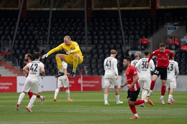 Maximilian Reule (SG Sonnenhof Großaspach, 01), Marius Kunde (SG Sonnenhof Großaspach, 16) und Leon Maier (SG Sonnenhof Großaspach, 27) vor dem Spiel, SG Sonnenhof Großaspach vs. 1. FSV Mainz 05 II, Fussball, Regionalliga Südwest, 15. Spieltag, Saison 2025 2026, 01.11.2025 SG Sonnenhof Großaspach vs. 1. FSV Mainz 05 II, Fussball, Regionalliga Südwest, 15. Spieltag, Saison 2025 2026, 01.11.2025 Aspach Copyright: xEibner-Pressefoto PhilipxZieglerx EP_PZR