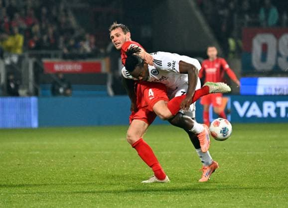 RECORD DATE NOT STATED 01.11.2025, xjhx, Fussball 1.Bundesliga, 1.FC Heidenheim - Eintracht Frankfurt v.l. Tim Siersleben (1.FC Heidenheim), Michy Batshuayi (Eintracht Frankfurt) (DFL DFB REGULATIONS PROHIBIT ANY USE OF PHOTOGRAPHS as IMAGE SEQUENCES and or QUASI-VIDEO) Heidenheim