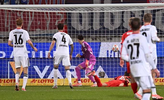 RECORD DATE NOT STATED 01.11.2025, xjhx, Fussball 1.Bundesliga, 1.FC Heidenheim - Eintracht Frankfurt v.l. Michael Zetterer (Eintracht Frankfurt), Marvin Pieringer (1.FC Heidenheim) (DFL DFB REGULATIONS PROHIBIT ANY USE OF PHOTOGRAPHS as IMAGE SEQUENCES and or QUASI-VIDEO) Heidenheim
