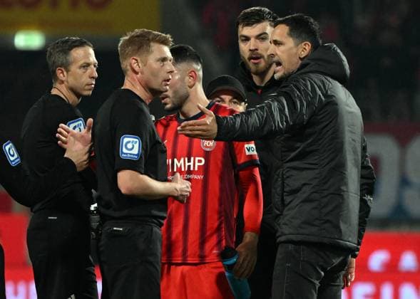 01.11.2025, xjhx, Fussball 1.Bundesliga, 1.FC Heidenheim - Eintracht Frankfurt v.l. Schiedsrichter Christian Dingert, Trainer Dino Toppmöller Toppmoeller (Eintracht Frankfurt) gibt Anweisungen (DFL DFB REGULATIONS PROHIBIT ANY USE OF PHOTOGRAPHS as IMAGE SEQUENCES and or QUASI-VIDEO) Heidenheim