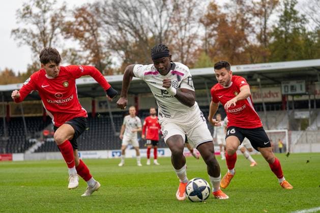 Andre Gitau (1. FSV Mainz 05 II, 11) im Angriff gegen Elias Rahn (SG Sonnenhof Großaspach, 08) und Marius Kunde (SG Sonnenhof Großaspach, 16), SG Sonnenhof Großaspach vs. 1. FSV Mainz 05 II, Fussball, Regionalliga Südwest, 15. Spieltag, Saison 2025 2026, 01.11.2025 SG Sonnenhof Großaspach vs. 1. FSV Mainz 05 II, Fussball, Regionalliga Südwest, 15. Spieltag, Saison 2025 2026, 01.11.2025 Aspach Copyright: xEibner-Pressefoto PhilipxZieglerx EP_PZR