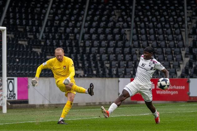 Maximilian Reule (SG Sonnenhof Großaspach, 01) gegen Andre Gitau (1. FSV Mainz 05 II, 11), SG Sonnenhof Großaspach vs. 1. FSV Mainz 05 II, Fussball, Regionalliga Südwest, 15. Spieltag, Saison 2025 2026, 01.11.2025 SG Sonnenhof Großaspach vs. 1. FSV Mainz 05 II, Fussball, Regionalliga Südwest, 15. Spieltag, Saison 2025 2026, 01.11.2025 Aspach Copyright: xEibner-Pressefoto PhilipxZieglerx EP_PZR