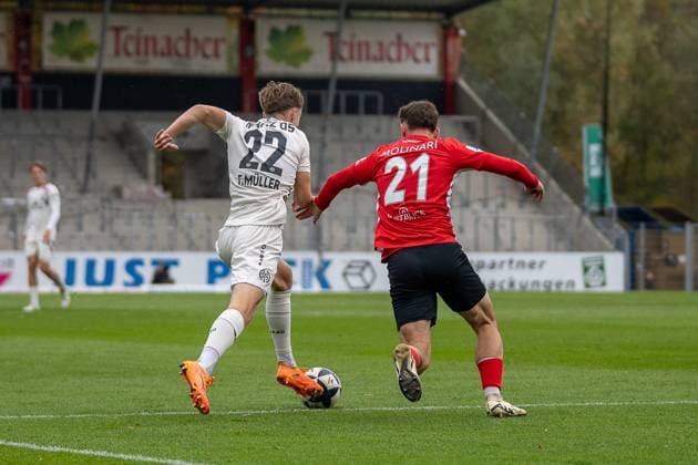 Zweikampf zwischen Luca Damiano Molinari (SG Sonnenhof Großaspach, 27) und Tim Mueller (1. FSV Mainz 05 II, 22), SG Sonnenhof Großaspach vs. 1. FSV Mainz 05 II, Fussball, Regionalliga Südwest, 15. Spieltag, Saison 2025 2026, 01.11.2025 SG Sonnenhof Großaspach vs. 1. FSV Mainz 05 II, Fussball, Regionalliga Südwest, 15. Spieltag, Saison 2025 2026, 01.11.2025 Aspach Copyright: xEibner-Pressefoto PhilipxZieglerx EP_PZR