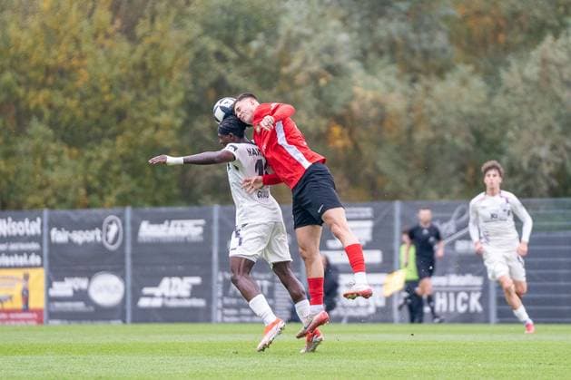 Zweikampf zwischen Antonis Aidonis (SG Sonnenhof Großaspach, 15) und Andre Gitau (1. FSV Mainz 05 II, 11), SG Sonnenhof Großaspach vs. 1. FSV Mainz 05 II, Fussball, Regionalliga Südwest, 15. Spieltag, Saison 2025 2026, 01.11.2025 SG Sonnenhof Großaspach vs. 1. FSV Mainz 05 II, Fussball, Regionalliga Südwest, 15. Spieltag, Saison 2025 2026, 01.11.2025 Aspach Copyright: xEibner-Pressefoto PhilipxZieglerx EP_PZR
