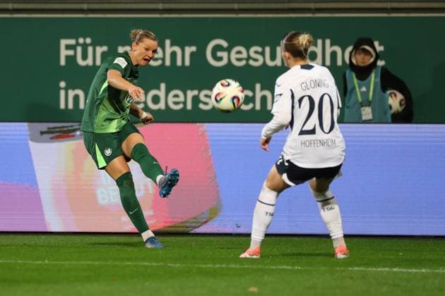 VfL - Hoffenheim, BL Frauen Wolfsburg, 01.11.2025, FUßBALL - VfL Wolfsburg vs. TSG 1899 Hoffenheim, Google Pixel Frauen-Bundesliga, Saison 2025 26. Alexandra Popp (VfL Wolfsburg), Laura Gloning (TSG 1899 Hoffenheim) Wolfsburg