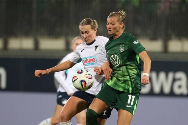 VfL - Hoffenheim, BL Frauen Wolfsburg, 01.11.2025, FUßBALL - VfL Wolfsburg vs. TSG 1899 Hoffenheim, Google Pixel Frauen-Bundesliga, Saison 2025 26. Feli Delacauw (TSG 1899 Hoffenheim), Alexandra Popp (VfL Wolfsburg) Wolfsburg