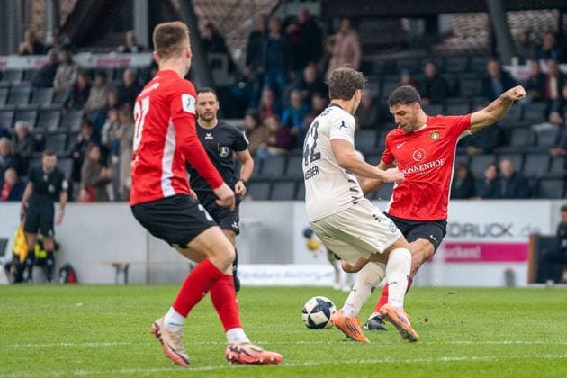 Torschuss von Michael Kleinschrodt (SG Sonnenhof Großaspach, 11), SG Sonnenhof Großaspach vs. 1. FSV Mainz 05 II, Fussball, Regionalliga Südwest, 15. Spieltag, Saison 2025 2026, 01.11.2025 SG Sonnenhof Großaspach vs. 1. FSV Mainz 05 II, Fussball, Regionalliga Südwest, 15. Spieltag, Saison 2025 2026, 01.11.2025 Aspach Copyright: xEibner-Pressefoto PhilipxZieglerx EP_PZR