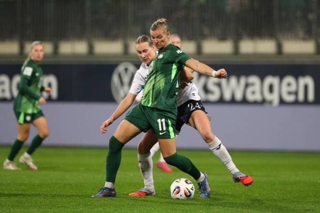 VfL - Hoffenheim, BL Frauen Wolfsburg, 01.11.2025, FUßBALL - VfL Wolfsburg vs. TSG 1899 Hoffenheim, Google Pixel Frauen-Bundesliga, Saison 2025 26. Alexandra Popp (VfL Wolfsburg), Feli Delacauw (TSG 1899 Hoffenheim) Wolfsburg