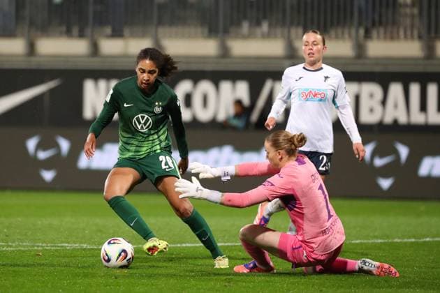 VfL - Hoffenheim, BL Frauen Wolfsburg, 01.11.2025, FUßBALL - VfL Wolfsburg vs. TSG 1899 Hoffenheim, Google Pixel Frauen-Bundesliga, Saison 2025 26. Cora Zicai (VfL Wolfsburg), Torfrau Laura Dick (TSG 1899 Hoffenheim) Wolfsburg
