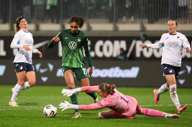 VfL - Hoffenheim, BL Frauen Wolfsburg, 01.11.2025, FUßBALL - VfL Wolfsburg vs. TSG 1899 Hoffenheim, Google Pixel Frauen-Bundesliga, Saison 2025 26. Cora Zicai (VfL Wolfsburg), Torfrau Laura Dick (TSG 1899 Hoffenheim) Wolfsburg