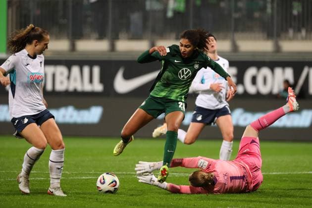 VfL - Hoffenheim, BL Frauen Wolfsburg, 01.11.2025, FUßBALL - VfL Wolfsburg vs. TSG 1899 Hoffenheim, Google Pixel Frauen-Bundesliga, Saison 2025 26. Cora Zicai (VfL Wolfsburg), Torfrau Laura Dick (TSG 1899 Hoffenheim) Wolfsburg