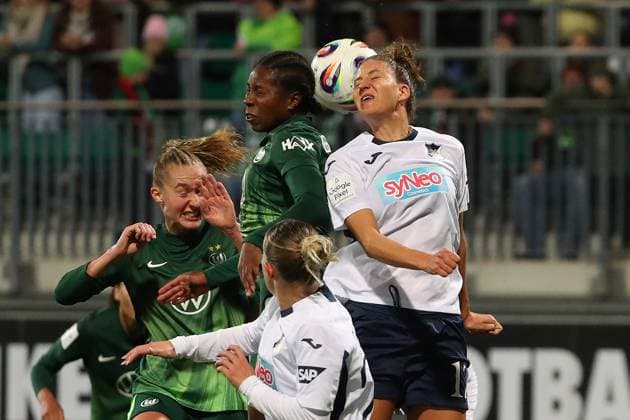 VfL - Hoffenheim, BL Frauen Wolfsburg, 01.11.2025, FUßBALL - VfL Wolfsburg vs. TSG 1899 Hoffenheim, Google Pixel Frauen-Bundesliga, Saison 2025 26. Lineth Beerensteyn (VfL Wolfsburg), Franziska Harsch (TSG 1899 Hoffenheim) Wolfsburg