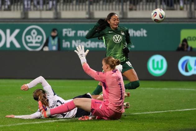 VfL - Hoffenheim, BL Frauen Wolfsburg, 01.11.2025, FUßBALL - VfL Wolfsburg vs. TSG 1899 Hoffenheim, Google Pixel Frauen-Bundesliga, Saison 2025 26. Wielle Douma (TSG 1899 Hoffenheim), Torfrau Laura Dick (TSG 1899 Hoffenheim), Kessya Bussy (VfL Wolfsburg) Wolfsburg