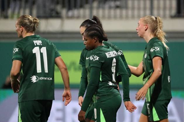 VfL - Hoffenheim, BL Frauen Wolfsburg, 01.11.2025, FUßBALL - VfL Wolfsburg vs. TSG 1899 Hoffenheim, Google Pixel Frauen-Bundesliga, Saison 2025 26. Lineth Beerensteyn (VfL Wolfsburg) jubelt mit der Mannschaft nach ihrem Tor zum 1:0 Wolfsburg