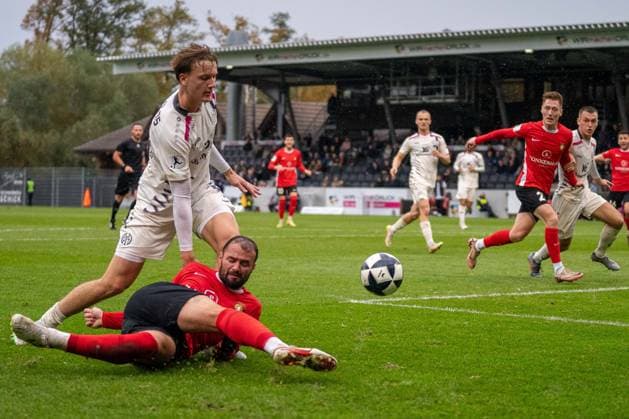 Zweikampf zwischen Fabian Eisele (SG Sonnenhof Großaspach, 23) und Konstantin Schopp (1. FSV Mainz 05 II, 41), SG Sonnenhof Großaspach vs. 1. FSV Mainz 05 II, Fussball, Regionalliga Südwest, 15. Spieltag, Saison 2025 2026, 01.11.2025 SG Sonnenhof Großaspach vs. 1. FSV Mainz 05 II, Fussball, Regionalliga Südwest, 15. Spieltag, Saison 2025 2026, 01.11.2025 Aspach Copyright: xEibner-Pressefoto PhilipxZieglerx EP_PZR