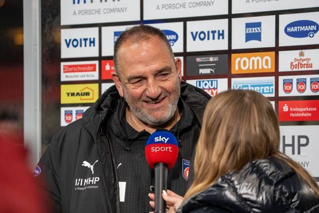 Interview fuer Sky von Frank Schmidt (FC Heidenheim, Chef-Trainer), GER, 1. FC Heidenheim 1846 vs. Eintracht Frankfurt, Fussball, 1. Bundesliga, 9. Spieltag, Spielzeit 2025 2026, 01.11.2025, DFL REGULATIONS PROHIBIT ANY USE OF PHOTOGRAPHS AS IMAGE SEQUENCES AND OR QUASI-VIDEO, GER, 1. FC Heidenheim 1846 vs. Eintracht Frankfurt, Fussball, 1. Bundesliga, 9. Spieltag, Spielzeit 2025 2026, 01.11.2025, Heidenheim Copyright: xEibner-Pressefoto EdwardxCheungx EP_ECG