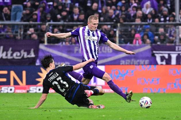 Niklas Wiemann 25 (Osnabrueck) im Zweikampf mit Simon Symalla (MSV Duisburg, 23), VfL Osnabrueck vs. MSV Duisburg, Fussball, 3. Liga, 13. Spieltag, 01.11.2025 DFB regulations prohibit any use of photographs as image sequences and or quasi-video Osnabrueck Niedersachsen Deutschland