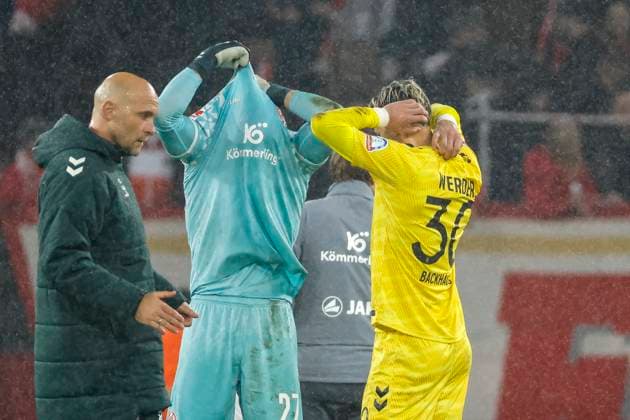 Robin Zentner (1.FSV Mainz, 27) und Mio Backhaus (SV Werder Bremen, 30) nach dem Spiel , Deutschland, Fussball, 1. Bundesliga, 9.Spieltag, 2025 2026, 1.FSV Mainz vs. Werder Bremen, 01.11.2025, Mewa Arena, Mainz, Deutschland Mainz Mewa Arena Rheinland-Pfalz Deutschland Copyright: xGrantxHubbsx