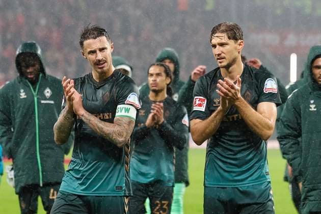 Marco Friedl (SV Werder Bremen, 32) und Niklas Stark (SV Werder Bremen, 04) nach dem Spiel , Deutschland, Fussball, 1. Bundesliga, 9.Spieltag, 2025 2026, 1.FSV Mainz vs. Werder Bremen, 01.11.2025, Mewa Arena, Mainz, Deutschland Mainz Mewa Arena Rheinland-Pfalz Deutschland Copyright: xGrantxHubbsx