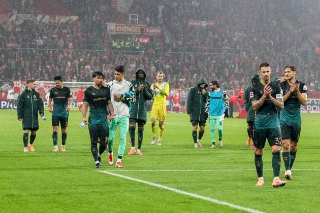 SV Werder Bremen nach dem Spiel bei den Fans , Deutschland, Fussball, 1. Bundesliga, 9.Spieltag, 2025 2026, 1.FSV Mainz vs. Werder Bremen, 01.11.2025, Mewa Arena, Mainz, Deutschland Mainz Mewa Arena Rheinland-Pfalz Deutschland Copyright: xGrantxHubbsx