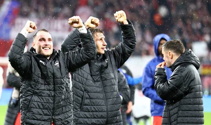 GER, 1.Bundesliga, RB Leipzig - VfB Stuttgart 01.11.2025, Leipzig, Red Bull Arena, GER, Saison 2025 2026, 1.Bundesliga, 09.Spieltag, RasenBallsport Leipzig vs VfB Stuttgart im Bild Schlussjubel David Raum und Willi Orban (Leipzig) DFL regulations prohibit any use of photographs as image sequences and or quasi-video