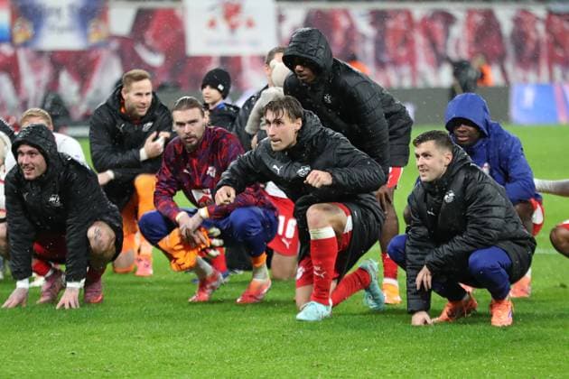 RB Leipzig vs. VfB Stuttgart, 01.11.2025 LEIPZIG, DEUTSCHLAND - NOVEMBER 1: Kapitän Willi Orban (4, RB Leipzig) feiert bei den Fans während des Bundesliga-Spiels zwischen RB Leipzig vs. VfB Stuttgart in der Red Bull Arena am 9. Spieltag der 1. Bundesliga am November 1, 2025 in Leipzig, Deutschland. DFL REGULATIONS PROHIBIT ANY USE OF PHOTOGRAPHS AS IMAGE SEQUENCES AND OR QUASI-VIDEO. Copyright: xBEAUTIFULxSPORTS JanxKaeferx
