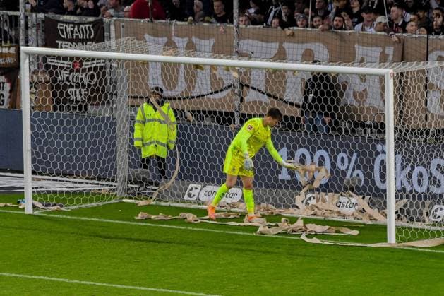 33 Moritz Nicolas ( Gladbach ) befreit sein Tor von Klopapier Deutschland , Hamburg , Millerntorstadion , Fussball , 1. Bundesliga , FC St Pauli - Borussia Mönchengladbach