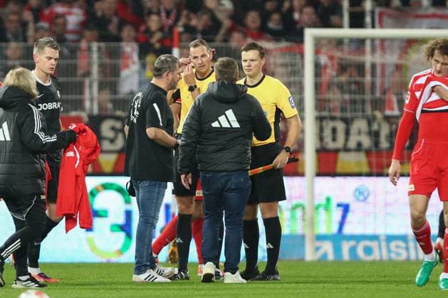 01.11.2025, xtgx, Fussball 1. Bundesliga, 1. FC Union Berlin - SC Freiburg emspor, v.l. Steffen Baumgart (Union Berlin, Trainer) und Horst Heldt (Union Berlin, Geschaeftsfuehrer) bei Schiedsrichter, Schiri, referee Sören Storks (DFL DFB REGULATIONS PROHIBIT ANY USE OF PHOTOGRAPHS as IMAGE SEQUENCES and or QUASI-VIDEO) Berlin