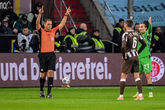 Nikola Vasilj ( Pauli ) kassiert das 0:1 von 15 Haris Tabakovic ( Gladbach ) VAR Schiedsrichter Robert Hartmann gibt das Tor Deutschland , Hamburg , Millerntorstadion , Fussball , 1. Bundesliga , FC St Pauli - Borussia Mönchengladbach
