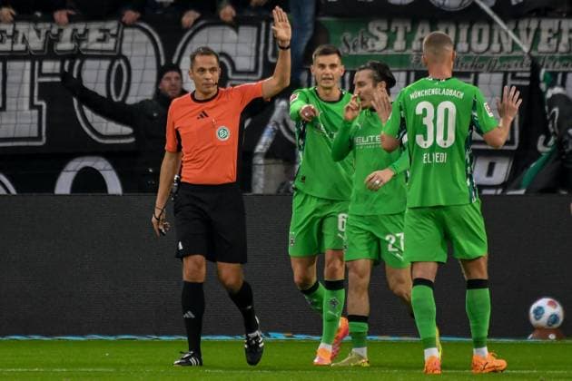 Nikola Vasilj ( Pauli ) kassiert das 0:1 von 15 Haris Tabakovic ( Gladbach ) VAR Schiedsrichter Robert Hartmann Deutschland , Hamburg , Millerntorstadion , Fussball , 1. Bundesliga , FC St Pauli - Borussia Mönchengladbach
