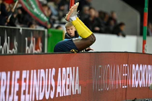 SV Zulte Waregem v Royale Union Saint-Gilloise - Jupiler Pro League WAREGEM, BELGIUM - NOVEMBER 01 : A ball boy looks at David Promise Oluwatobi forward of Union Saint-Gilloise during the Jupiler Pro League match between SV Zulte Waregem and Royale Union Saint-Gilloise on November 1, 2025 in Waregem, Belgium, 01 11 2025 Waregem Belgium  Copyright: xNicoxVereeckenx