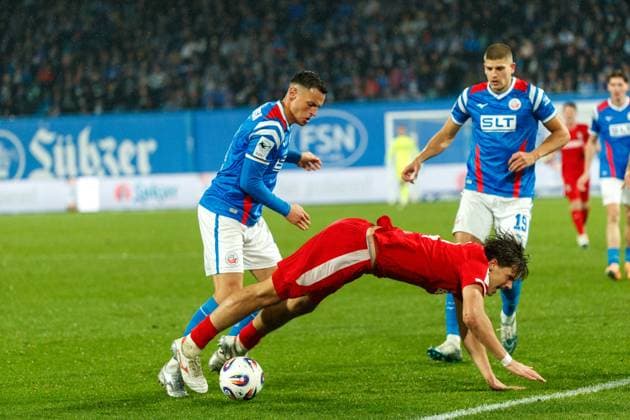 v.l. Kenan Fatkic (Rostock) , Fynn Otto (VERL) und Jan Mejdr (Rostock) ; GER, FC Hansa Rostock vs. SC Verl, Fußball, Männer, 3. Liga, 13.Spieltag, Spielzeit 2025 2026, 01.11.2025 Rostock Ostseestadion Mecklenburg - Vorpommern Deutschland