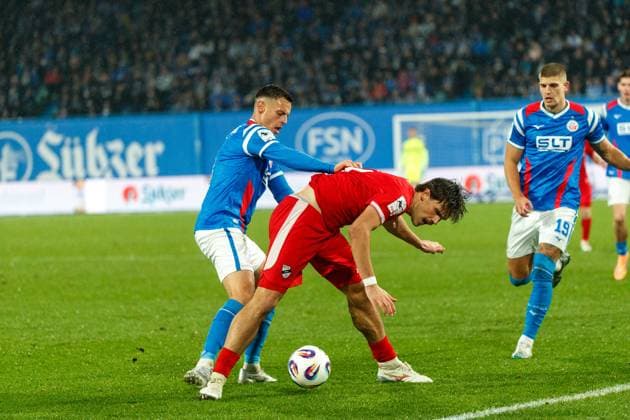 v.l. Kenan Fatkic (Rostock) , Fynn Otto (VERL) und Jan Mejdr (Rostock) ; GER, FC Hansa Rostock vs. SC Verl, Fußball, Männer, 3. Liga, 13.Spieltag, Spielzeit 2025 2026, 01.11.2025 Rostock Ostseestadion Mecklenburg - Vorpommern Deutschland