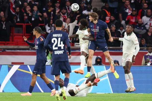 FOOTBALL : Paris Saint Germain Vs OGC Nice - Ligue 1 - 01 11 2025 Illia Zabarnyi (PSG) Vs Kojo Peprah Oppong (OGC Nice) ParisFrance  Copyright: xMichaelxBaucherx